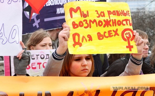Возмущенные девушки сразу забыли про феминизм, горячо комментируя предложение депутата призывать женщин в армию как в Израиле