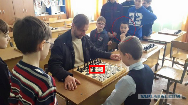 Козак Гаврилюк играет в шахматы