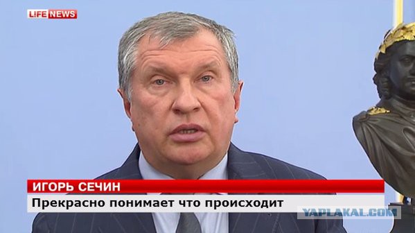 Стремительный рост почти на рубль: что происходит с бензином?