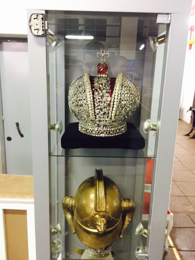 Шлем из джентльменов удачи. Шлем из джентльменов удачи. Золотой шлем джентльмены удачи. Шлем удача. Шлем из джентльменов удачи.