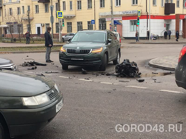 Массовую аварию на площади Франценюка, в Липецке, сняла камера наблюдения