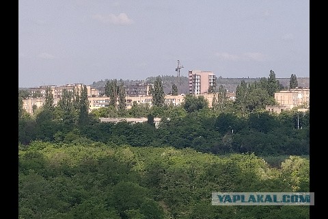В Новосибирске на стройке жилого комплекса рухнул кран с 57-летней крановщицей внутри
