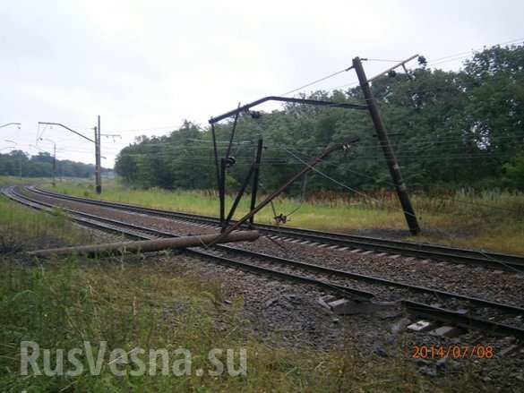 На въезд в Донецк обрушен Ж/Д мост с составом