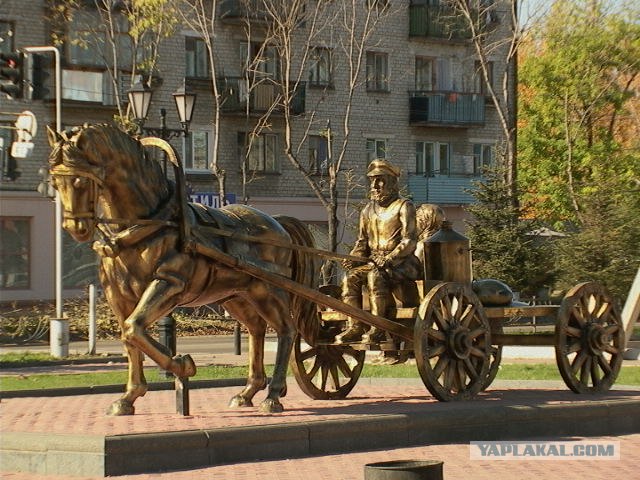 Какие части на бронзовых статуях трут на счастье?