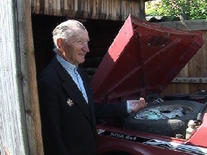 Отморозки затолкали ветерана в багажник его «Нивы»
