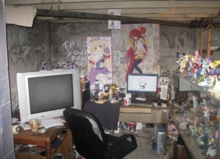 Это не притон бомжей, а комната геймера-стримера World of Warcraft