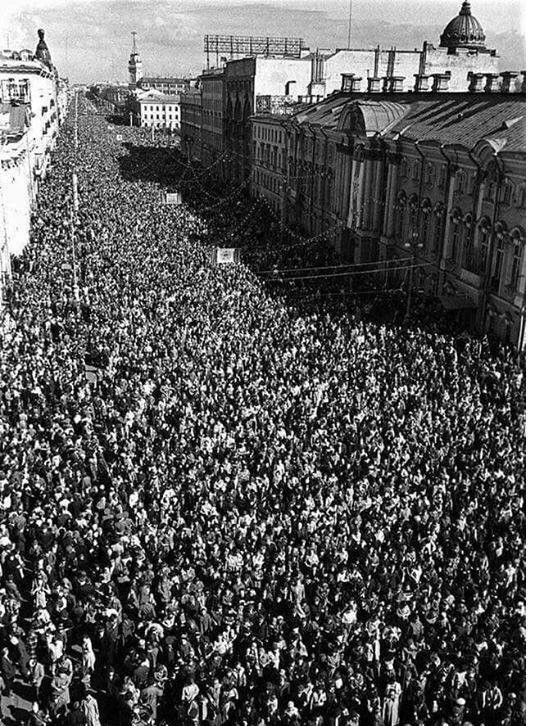 Ветераны идут по Невскому, 9 мая 1975 года