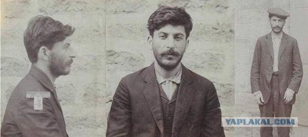 Для создания "лагерных" снимков Солженицын устроил с друзьями "фотосессию", надев робу с номерами