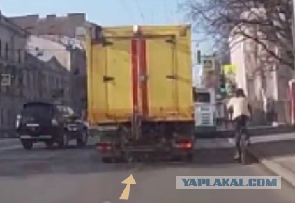 Камаз vs велосипедистка