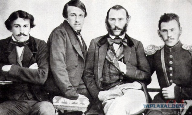 Знаменитости и их родные братья с сестрами