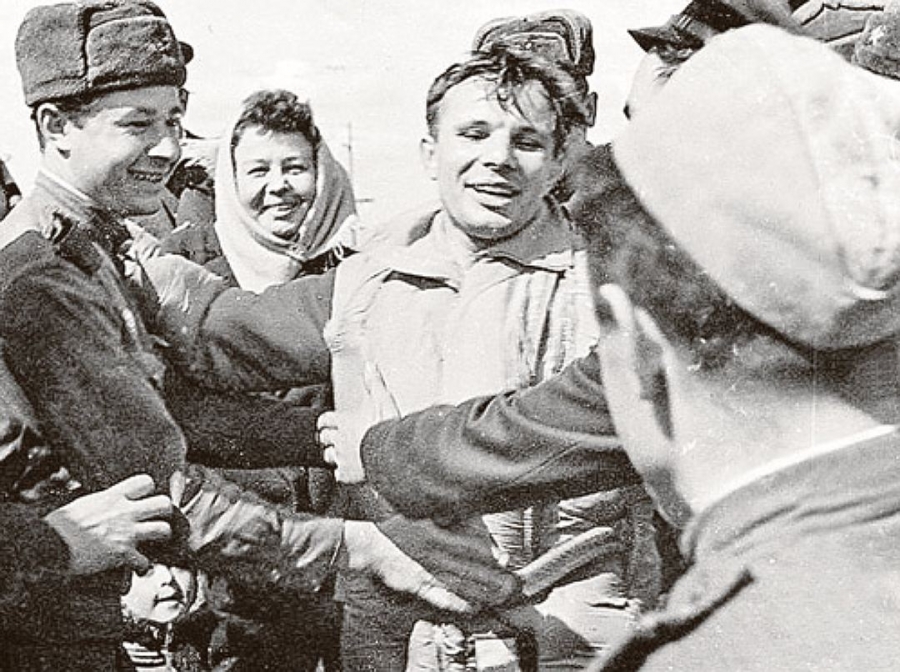 Какую награду получил гагарин сразу после приземления. Приземление Гагарина 1961.