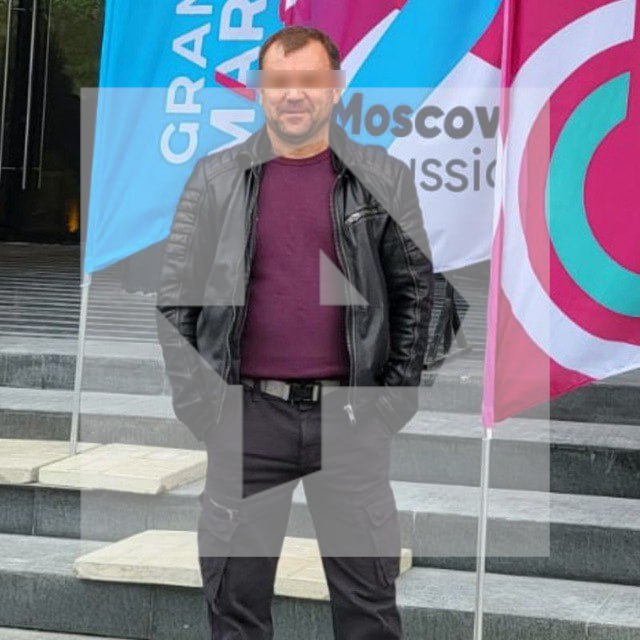 Самодельное взрывное устройство сдетонировало под автомобилем в Москве.
