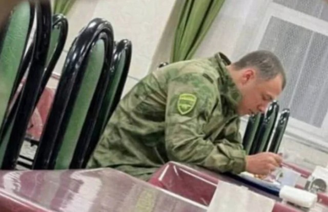 На Макана не смотреть. Отводите взгляд в сторону