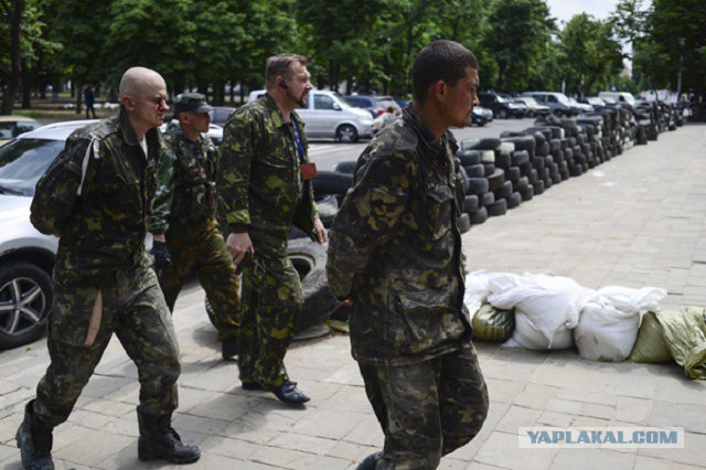 13 военных в плену