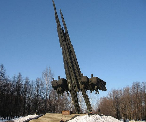 Поляки снесли памятник советским воинам