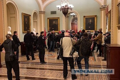 Сторонники Трампа прорвались через оцепление у Капитолия
