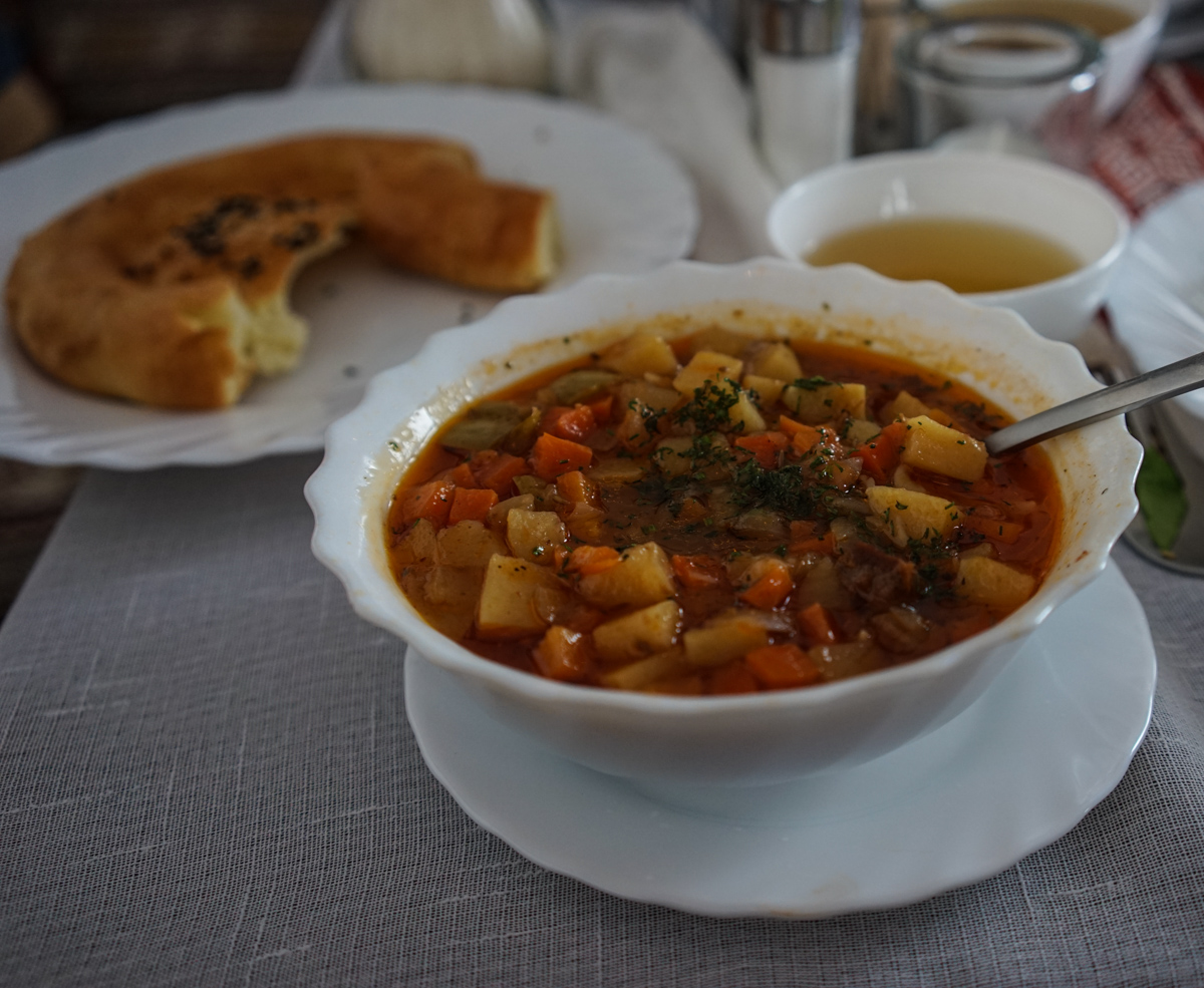 Еда в бахчисарае. Ресторан эфсане бахчисарай. Крымско-татарская кухня в бахчисарае. Ашлама сарай бахчисарай меню. Кафе гузель бахчисарай.