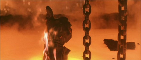 Сталевар голой рукой разбивает ручей расплавленного металла