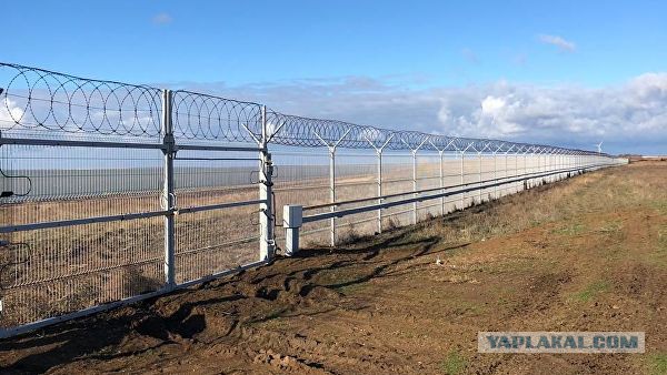 В Крыму возвели заграждение на границе с Украиной