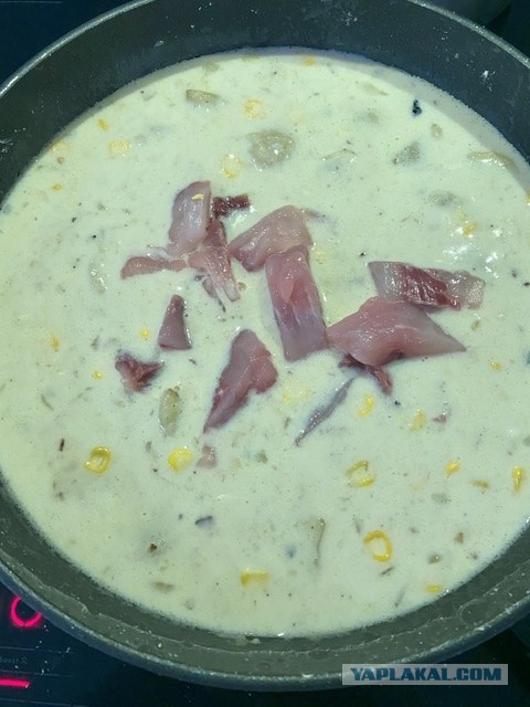 Рыбный чаудер с картофелем, кукурузой и хрустящим беконом.