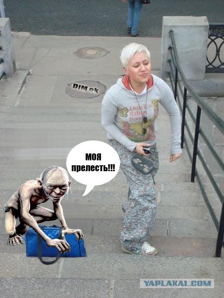Фотожаба: Девушка поднимает невидимый мешок