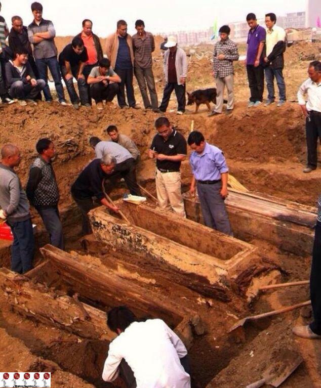 За 300 лет тело в гробу отлично сохранилось ...