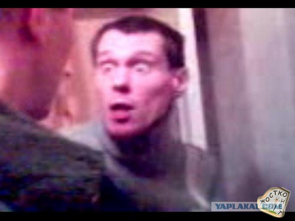 Мужик и девушка не смогли разъехаться во дворе