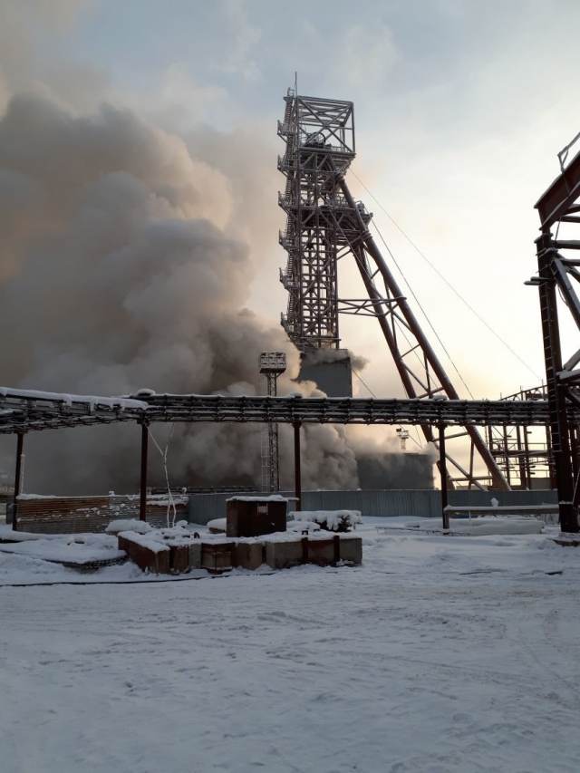 В Соликамске на руднике произошел пожар. В шахте находятся девять человек, связи с ними нет