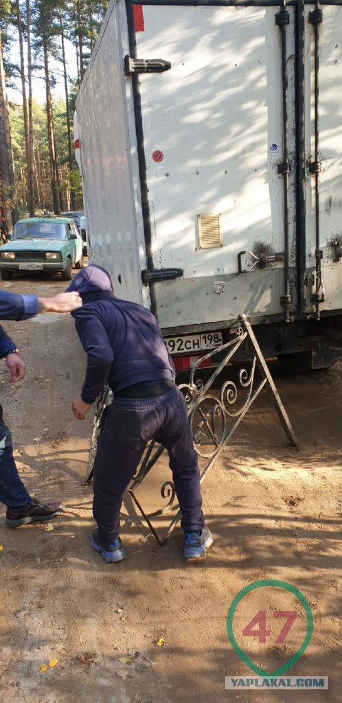 Мигрантов застали за кражей оград с кладбища под Янино ( Ленинградская обл.). Одного поймали и посадили в кузов