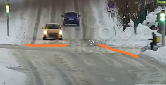Жуткое видео: камеры засняли, как таксист насмерть сбил курьера в центре Екатеринбурга