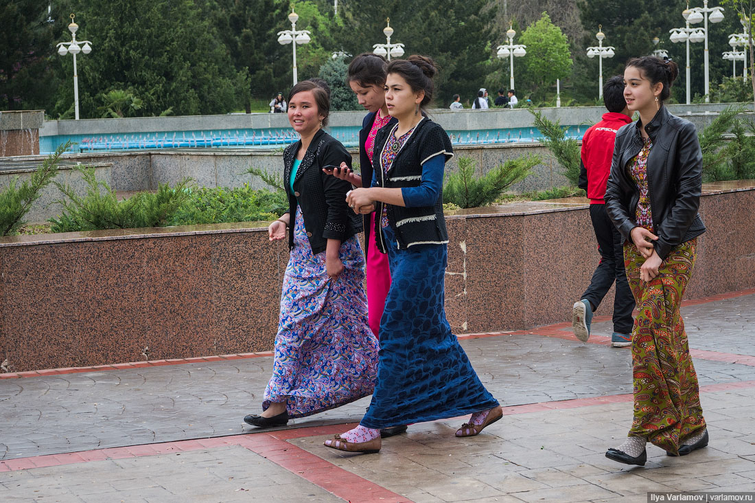 Туркменистан как живут люди. Туркмены в обычной жизни. Туркмения люди на улице. Жизнь в Туркмении. Обычные люди на улице в Туркменистане.