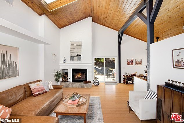 Одна из основателей движения BLM, купила дом за 1,4 млн долларов в "белом" районе Лос-Анджелеса
