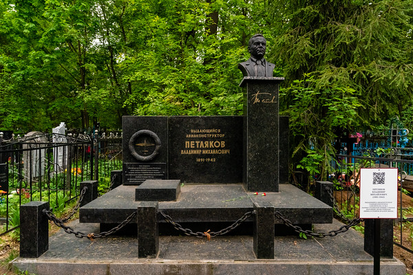 Молодые мамочки и один папочка в станице Кущевской набросились на мужчину, который сделал им замечание о том, что дети не должны играть на памятнике героям войны.