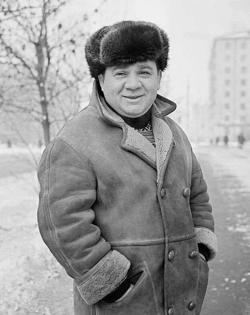Скромный памятник на кладбище в месте захоронения любимого актера Евгения Леонова