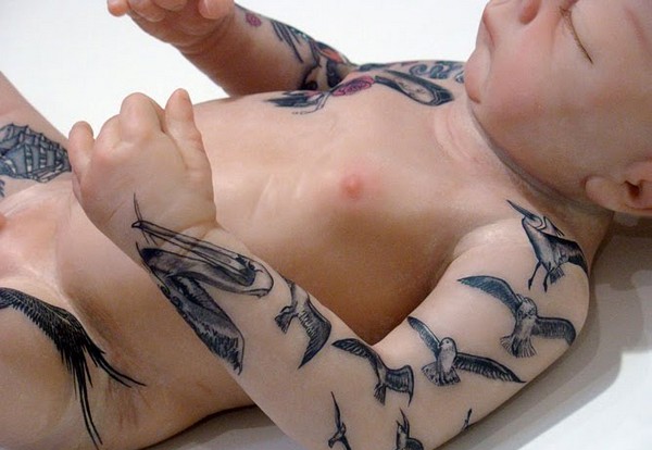 Странная игрушка - татуированый младенец