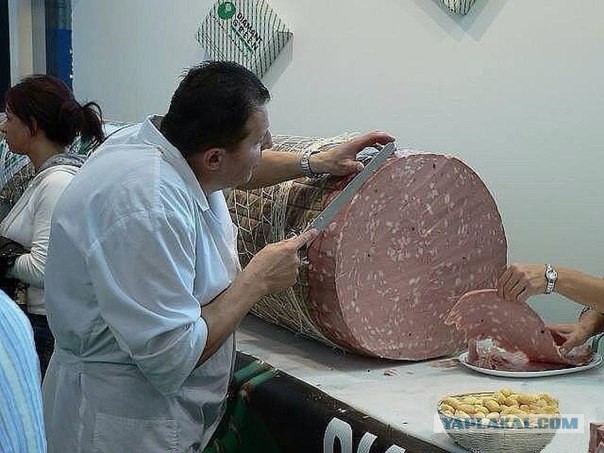 Чиновники случайно заказали колбасу по 300 тысяч