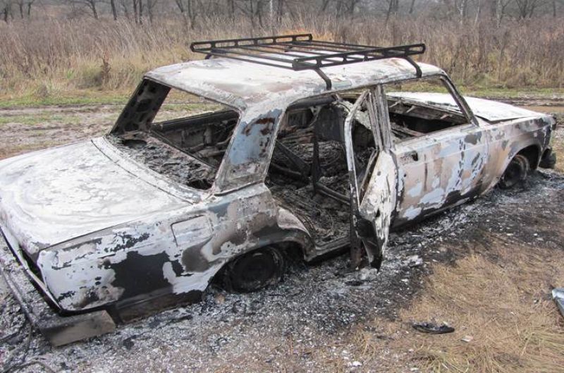 Горящая семерка. Сгоревшая ВАЗ 2107. Сгоревшая шестерка. Сгоревшие автомобили в лесу.
