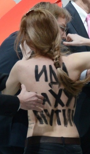 Журналисты в попытке привлечь внимание Владимира Путина подготовили плакаты