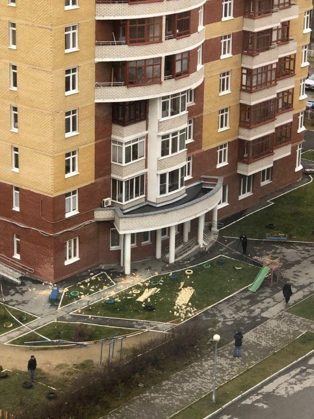 В Екатеринбурге ветер снес часть стены новостройки