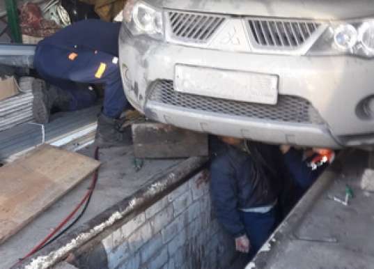 Зажало голову колесом range rover