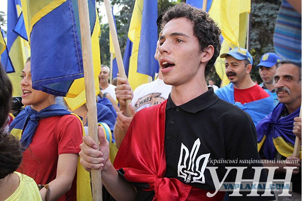 Митингующие в Киеве требуют отпустить военных..