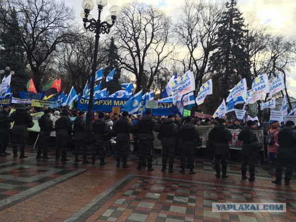 Несколько тысяч протестующих собрались около