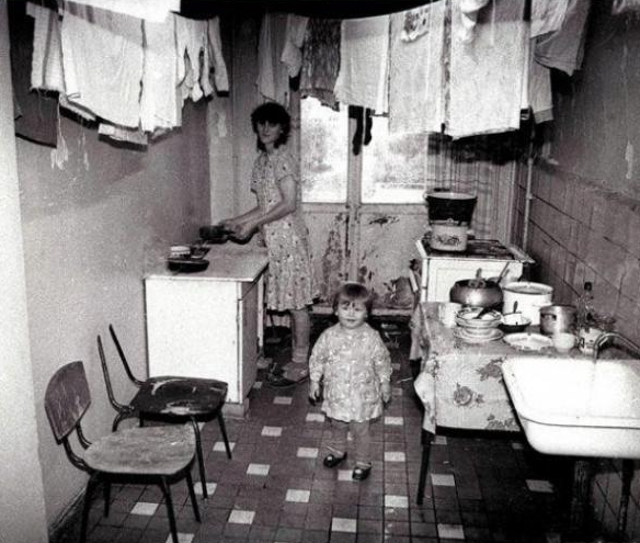 Джинсы, прокладки и колбаса: за чем охотились советские женщины