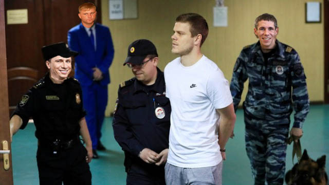 Гарик "Бульдог" Харламов конвоирует Александра Кокорина