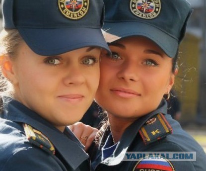Женщины в форме.