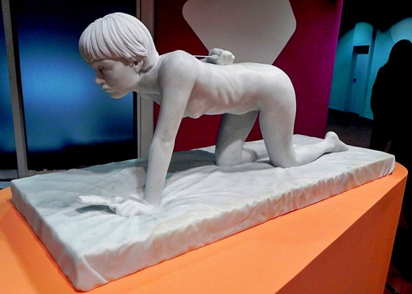 Обнаженные девушки с оружием в руках 16+