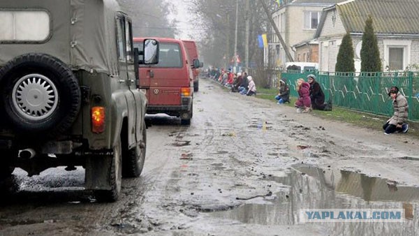 Гробы и стон на Майдане: в центре Киева прощаются с убитыми под Авдеевкой карателями