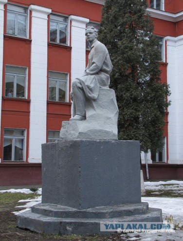 Самые странные памятники Ленину со всего света