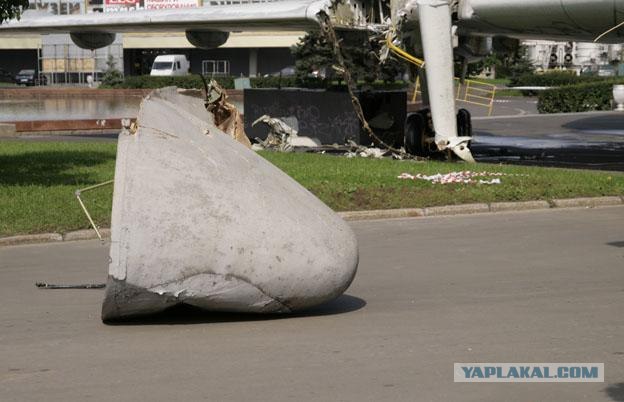 На ВДНХ снесли самолеты ТУ-154 и ЯК-42