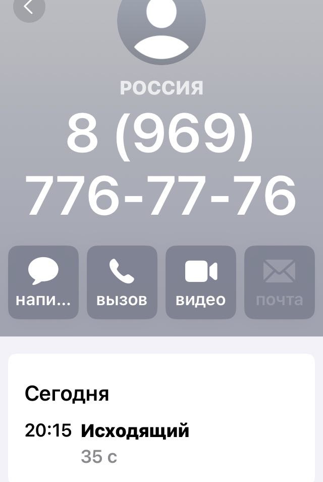 Мужчина оригинально решил проблему стоянки автомобиля "застолбив" сразу два места